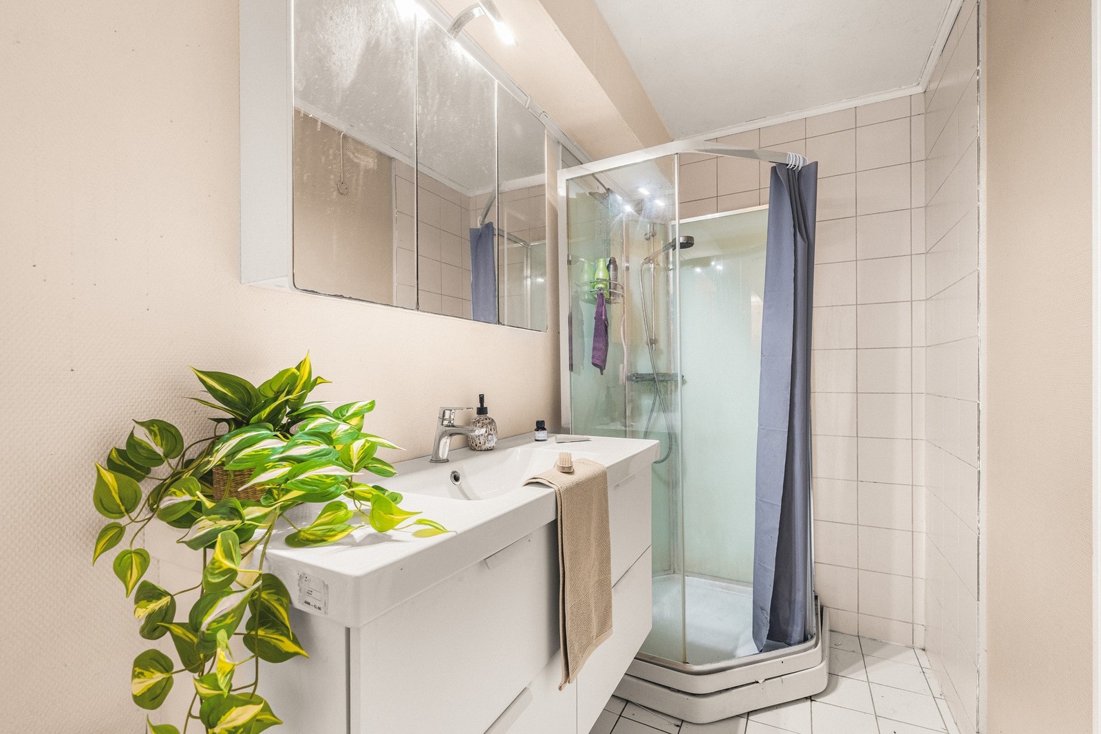 Badet er helfliset med varmekabler i gulv. Galleribilde