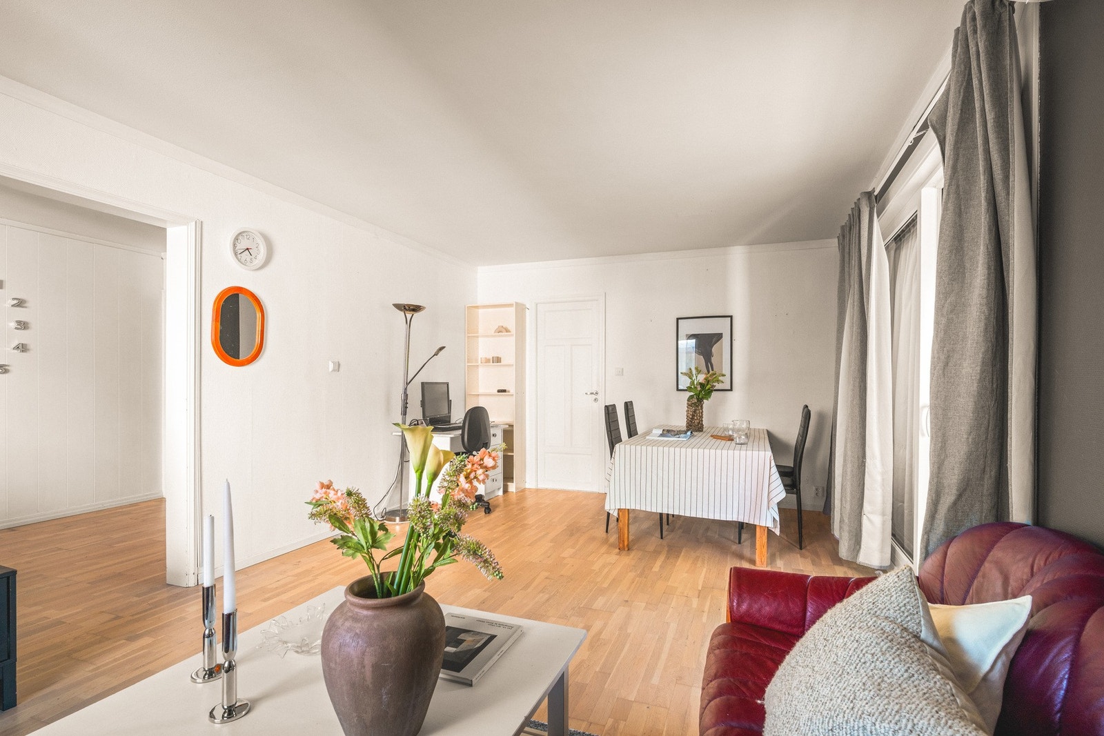 Vi tar turen inn i leilighetens stue på hele 23,1 m². De store vindusflatene sørger for et rikelig og behagelig lysinnslipp. Galleribilde