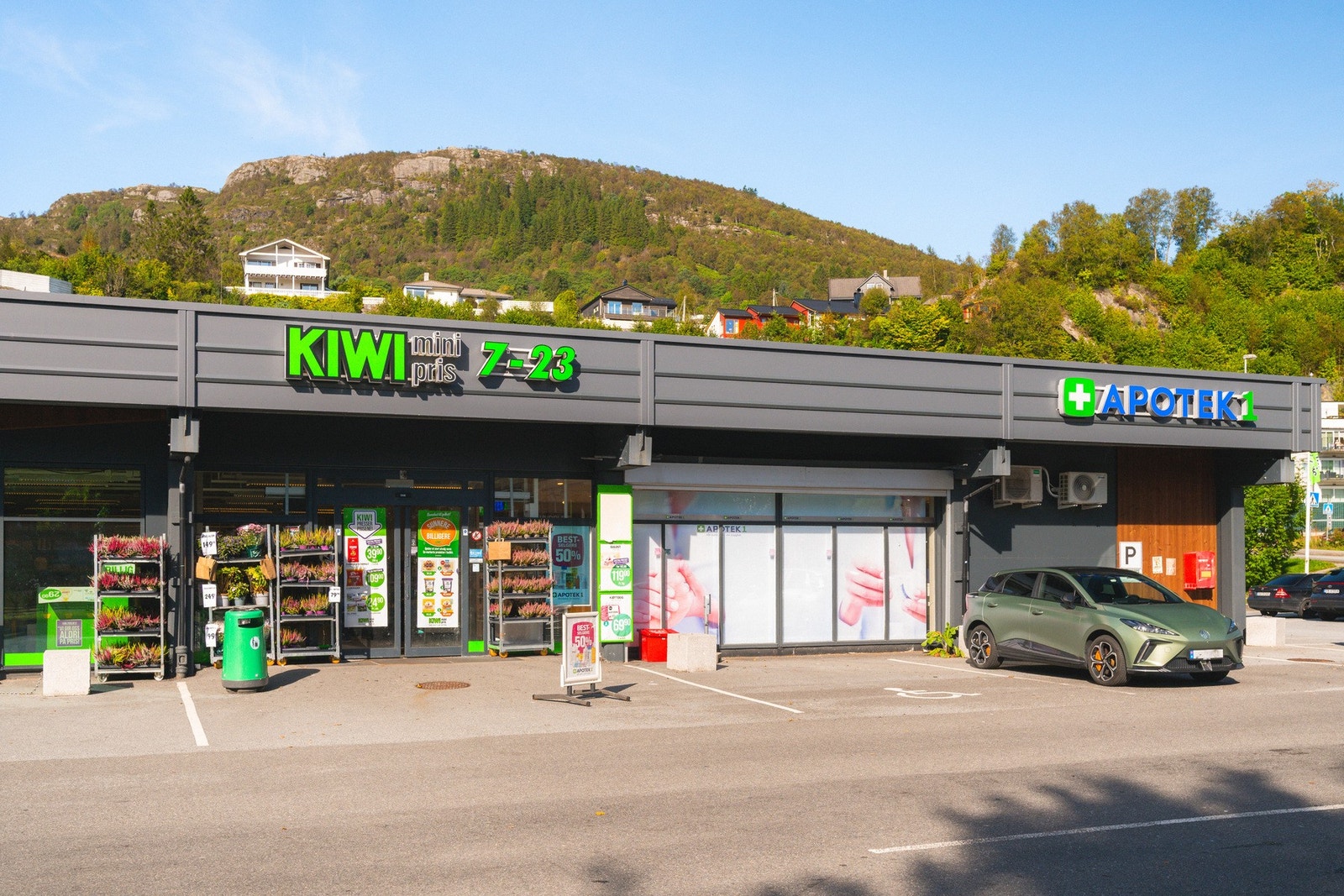 Dagligvare (Kiwi Toppe) samt kollektivtilbud (3-bussen) med hyppige avganger finner du innen 10 minutters gange fra døren. Galleribilde