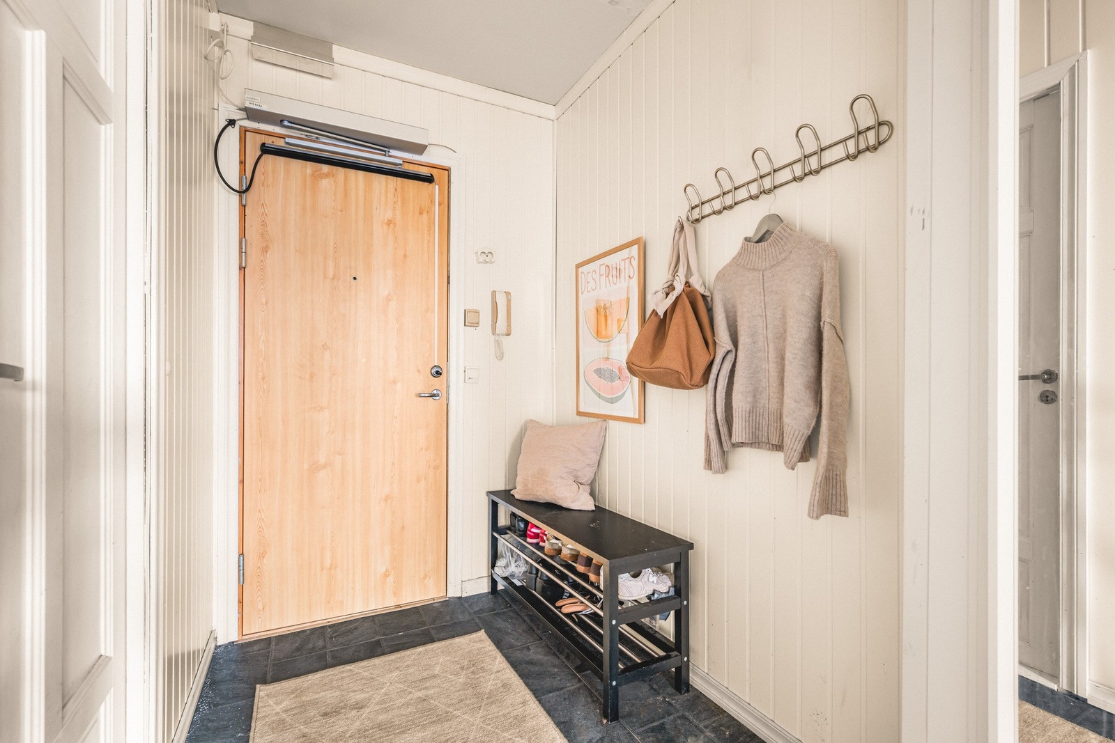 Velkommen inn! Du møtes av en gang på 6,4 m². Her er det god plass til å henge fra seg yttertøy og sko. Galleribilde