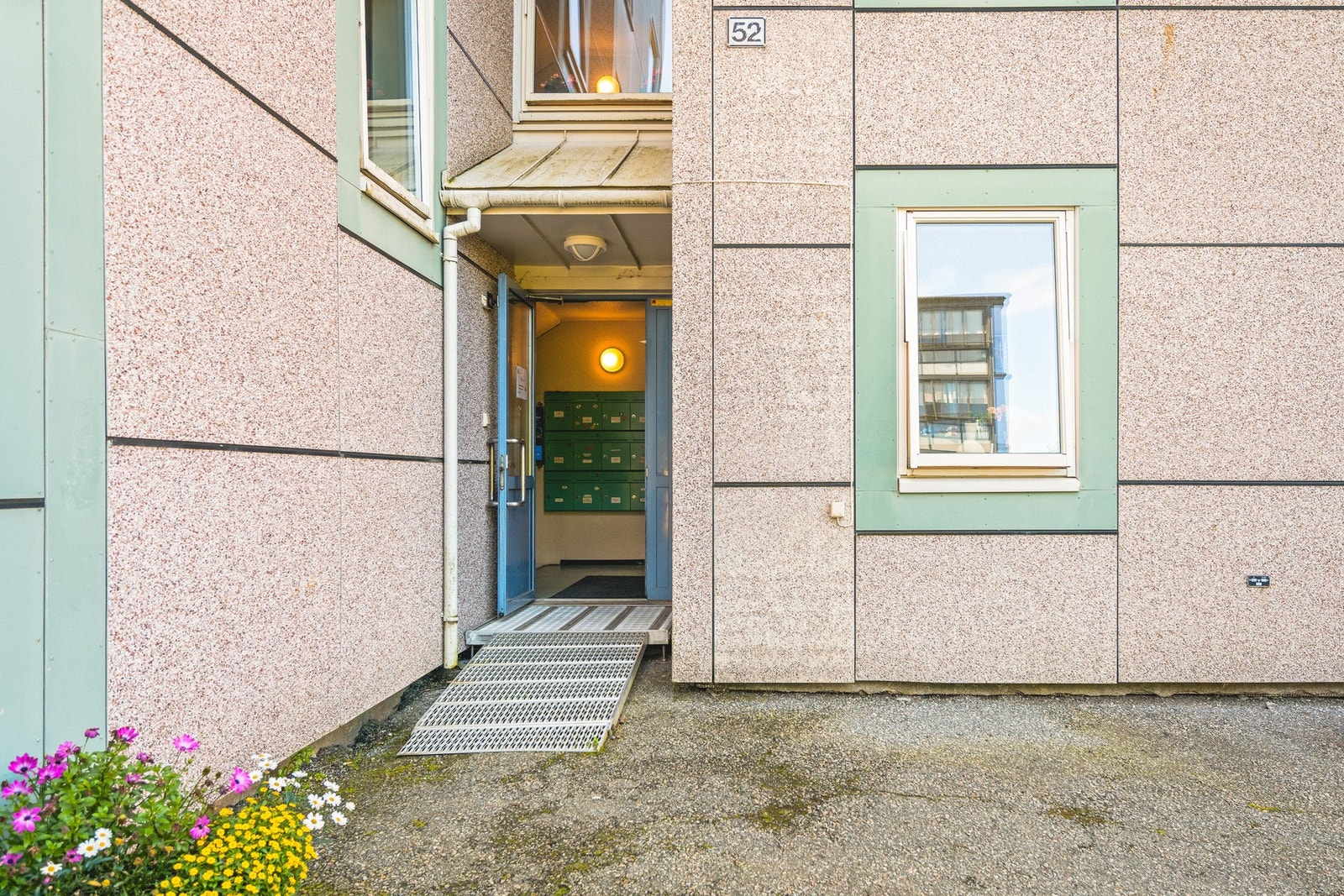 Inngangsparti. Trappefri adkomst til leiligheten. Galleribilde