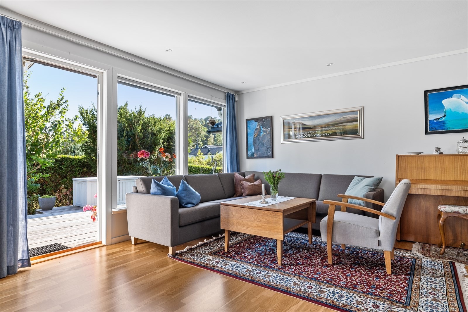 Her er det plass til sofagruppe og utgang til terrassen Galleribilde