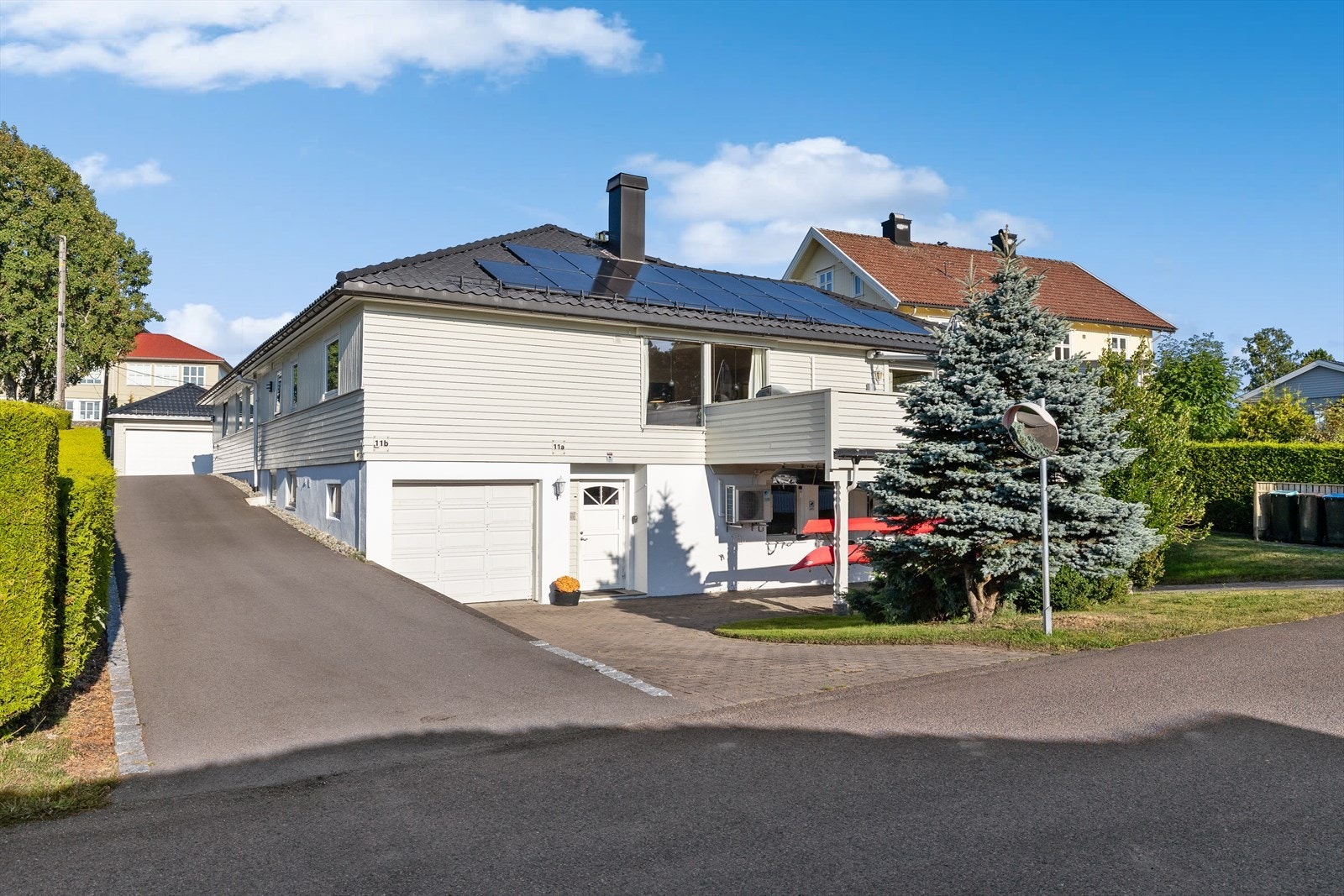 Inngangen til hoveddelen finner man på fremstiden av huset. Galleribilde