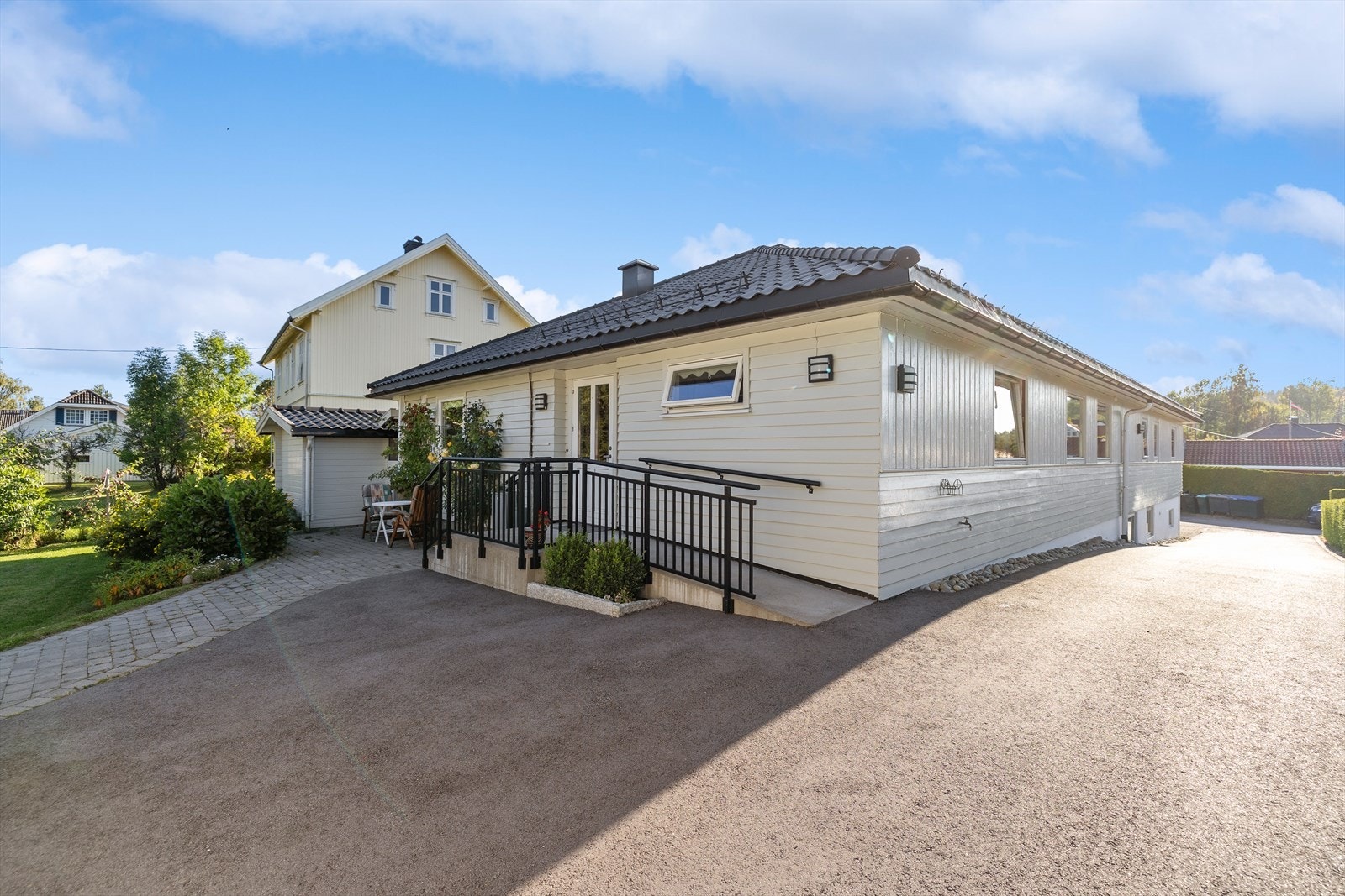 Inngangen til utleiedelen er på baksiden av huset. Denne uteleiedelen er laget til med livsløpsstandard. Galleribilde