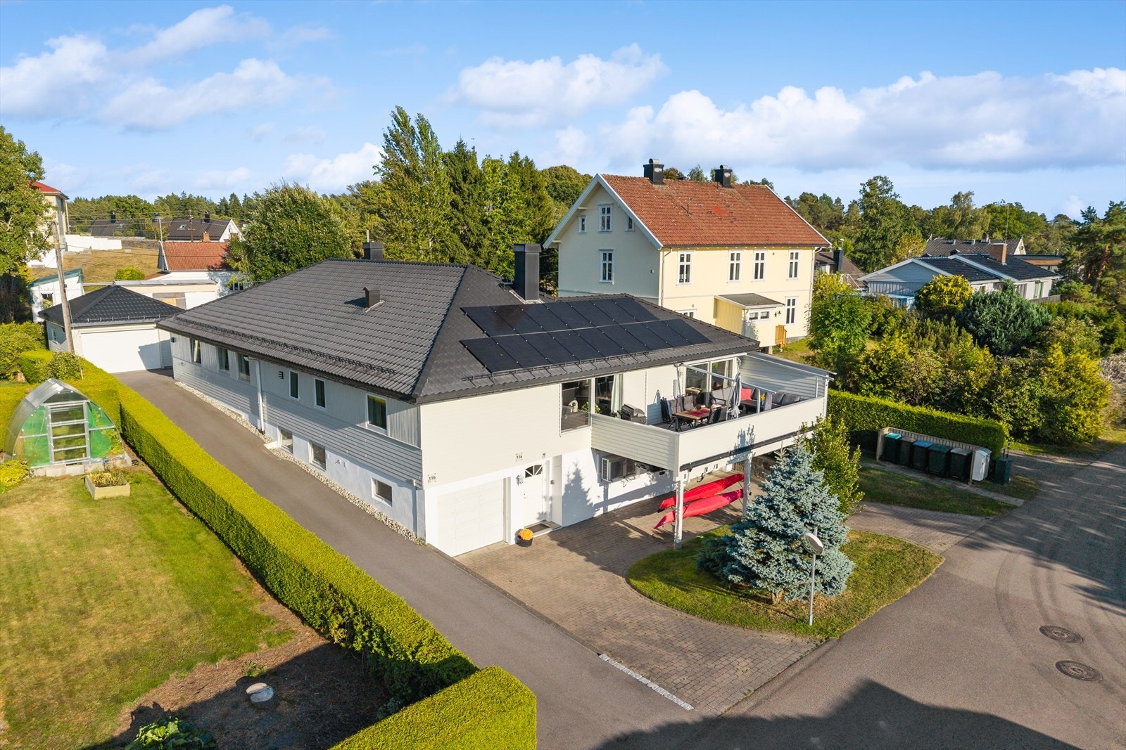 Området er kjent for sin idylliske atmosfære og nærhet til skjærgården, med badeplasser, svaberg, båtliv og flotte kyststier innen kort rekkevidde. Galleribilde