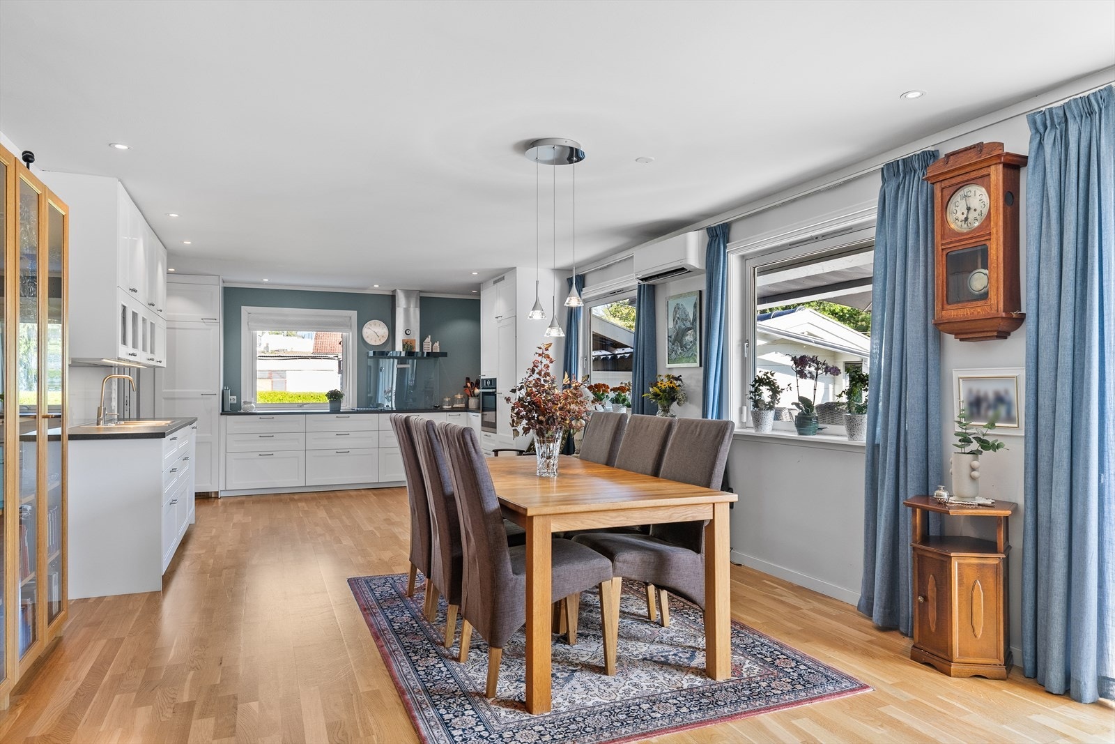 Romslig kjøkken med åpen løsning til spisestuen, her har man god plass til middagsgjester. Galleribilde
