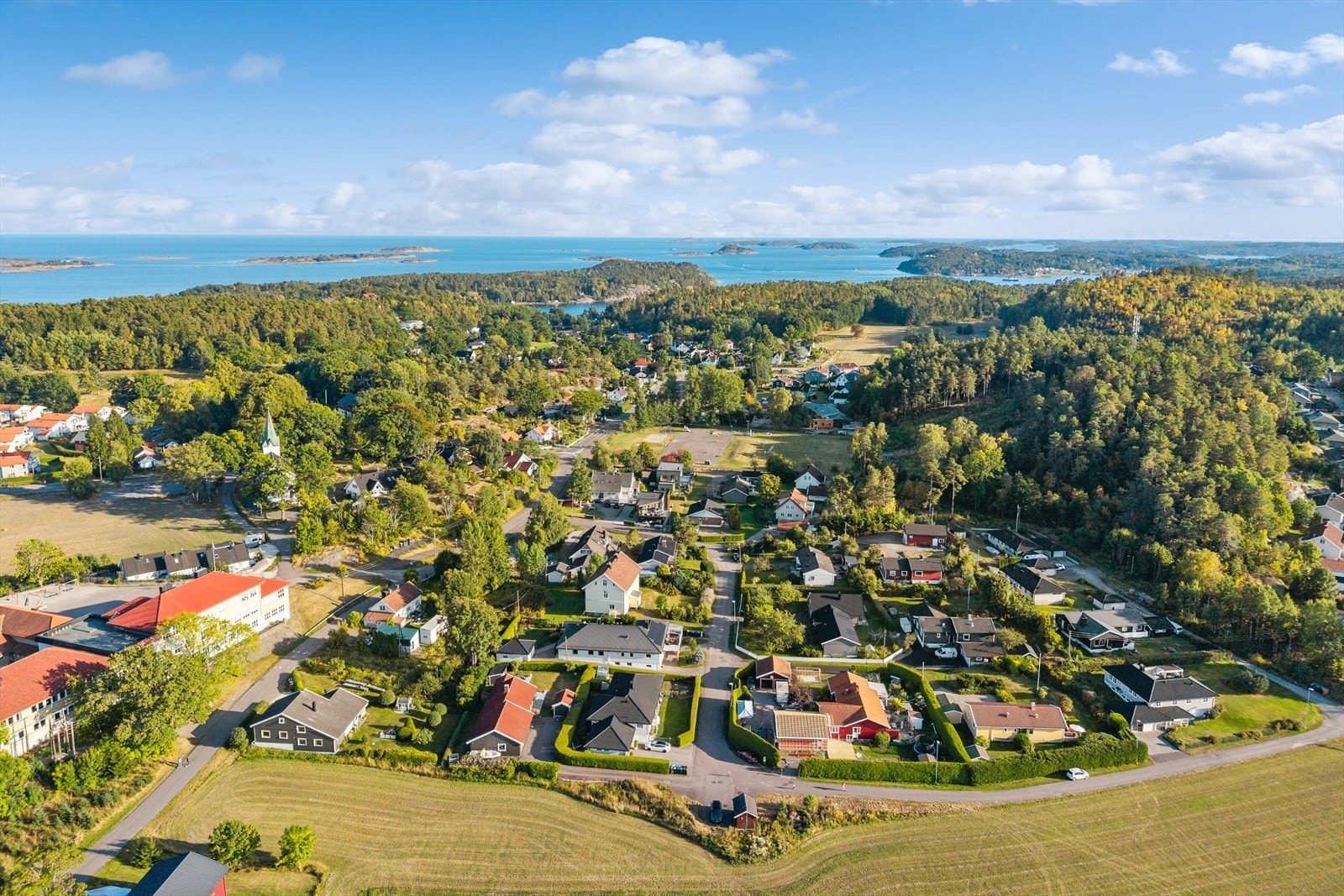 Nabolaget byr på trygge omgivelser, lite trafikk og gode oppvekstvilkår, samtidig som skole, barnehage, dagligvarebutikk og fritidstilbud er lett tilgjengelig. Galleribilde