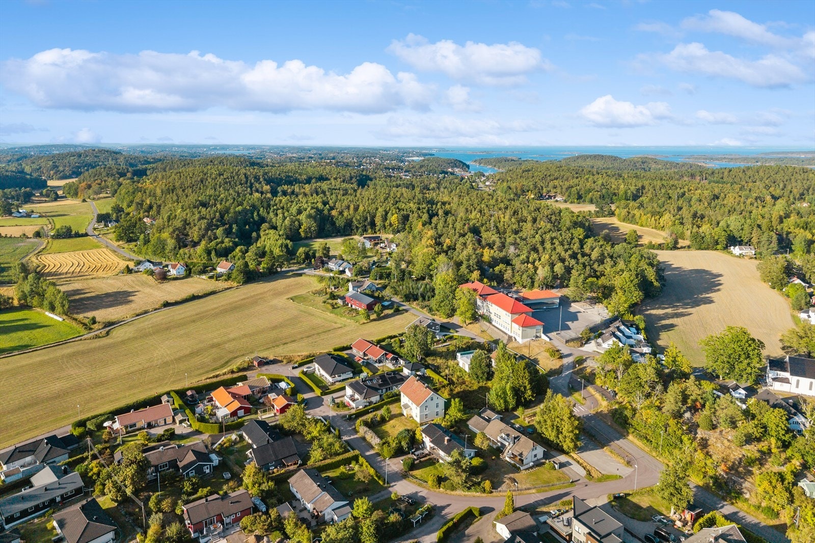 Her kan barna vokse opp med frihet til å utforske naturen, mens de voksne kan nyte den avslappende skjærgårdsidyllen. Galleribilde
