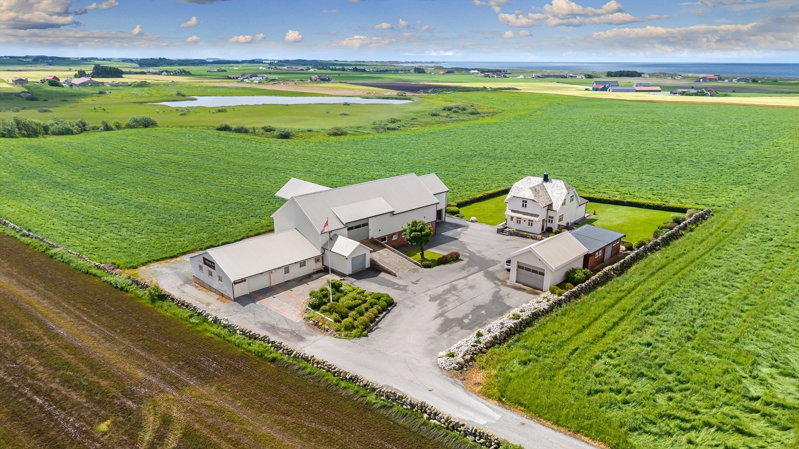 Aktiv eiendomsmegling Jæren har gleden av å presentere Selevegen 361! Nydelig eiendom i landlige omgivelser nær Selestranda. Meget velholdt og jevnlig oppgradert. Galleribilde