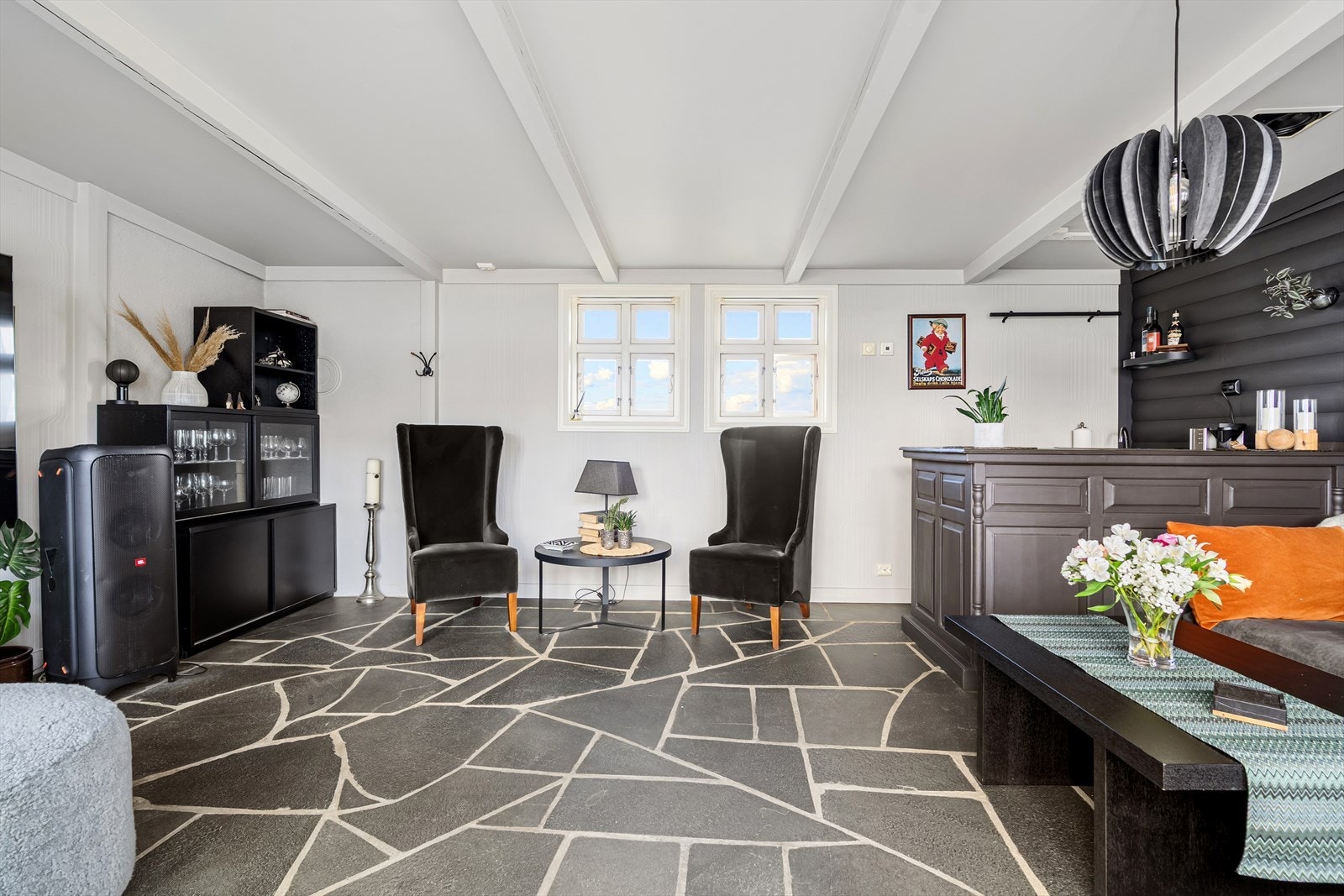Det er innlagt vann/vask med barløsning. Galleribilde