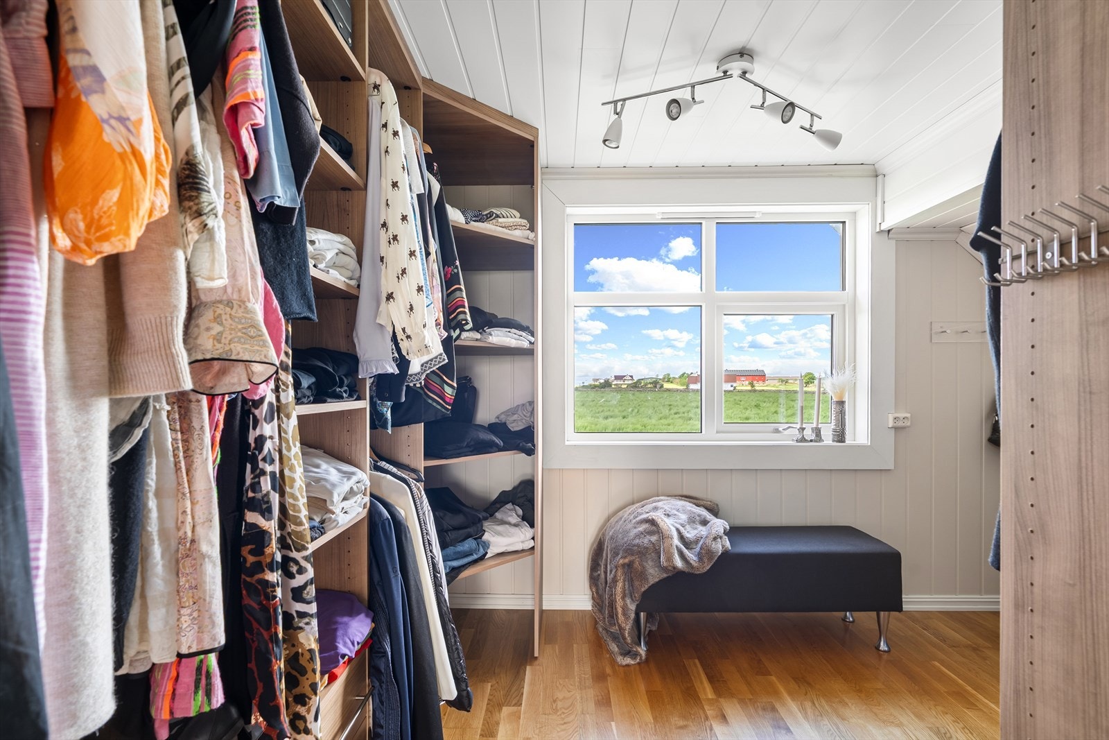 Soverom 2 - brukes i dag til garderoberom/"walk-in-closet". Galleribilde