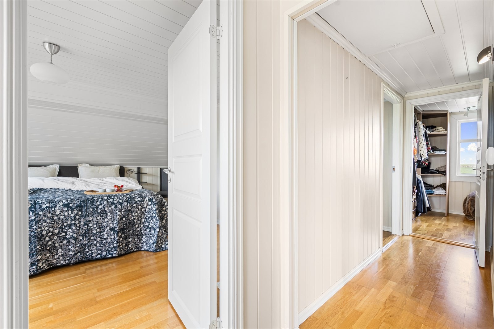 Loftetasjen inneholder 3 soverom og bad. Galleribilde