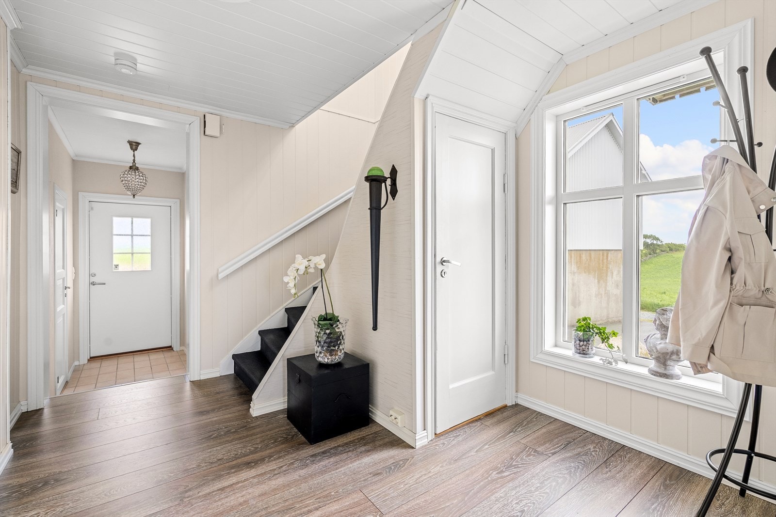 Inngangsparti/gang med gjestetolaett og trapperom. Galleribilde