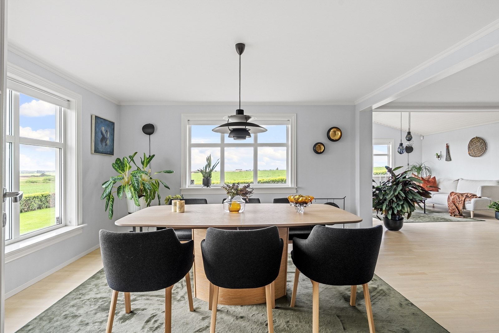 Natrulig plass til stort spisebord som kan forlenges ut i stuen. Galleribilde