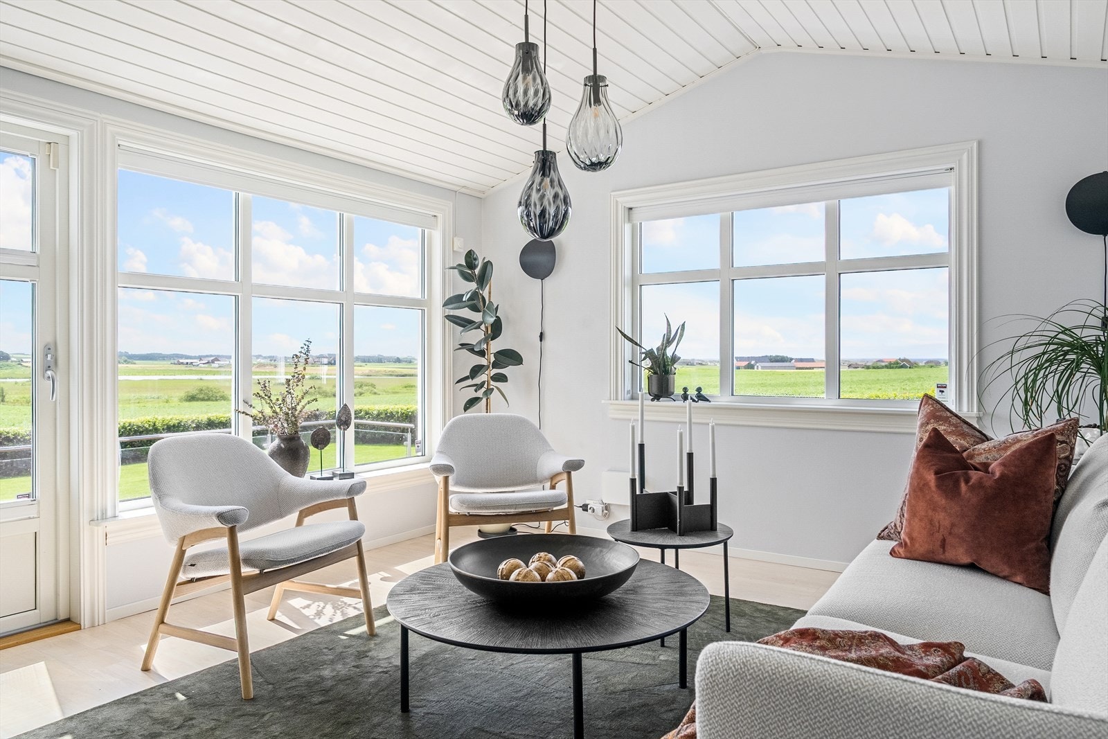 Flott utsikt fra stue med vinduer stort sett fra 2018 - utstrakt bruk av plisségardiner til solskjerming. Galleribilde