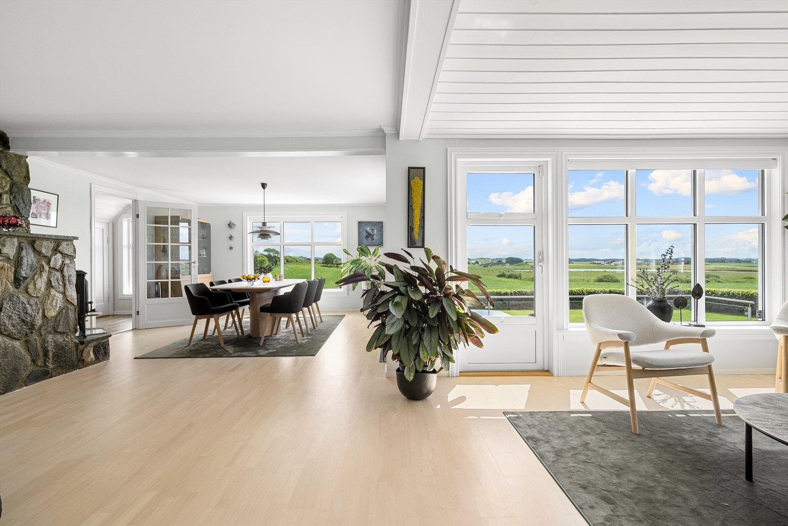 Stuen har en god utforming som gir plass til flere sittegrupper. Galleribilde