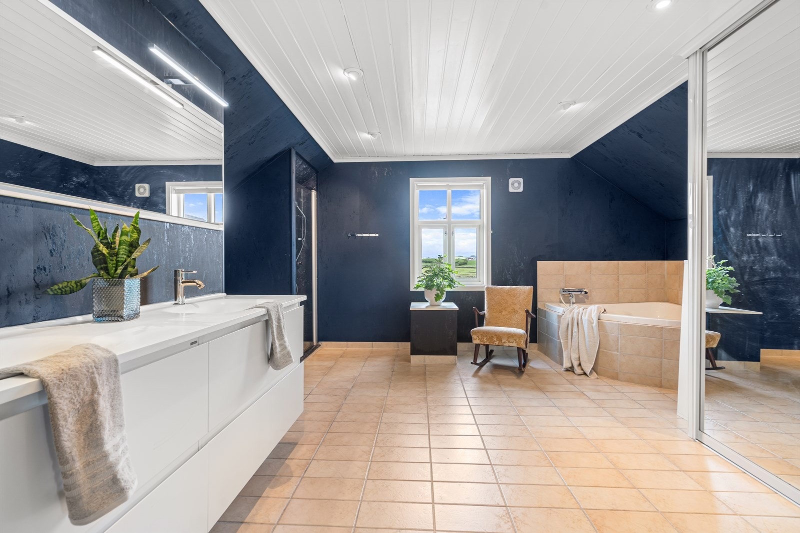 Badet har også skyvedørsgarderobe med god plass til lagring av håndkle med mer. Galleribilde