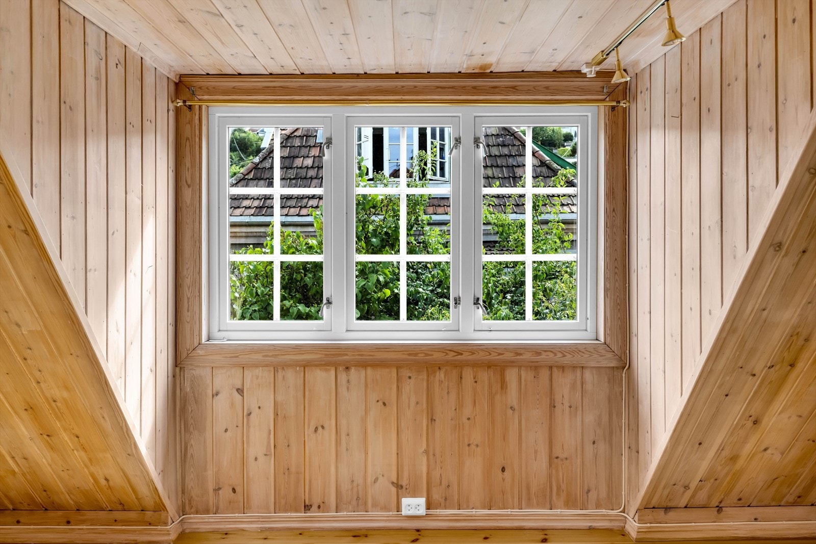 Rommet har store vindusflater som gir gode lysforhold. Galleribilde