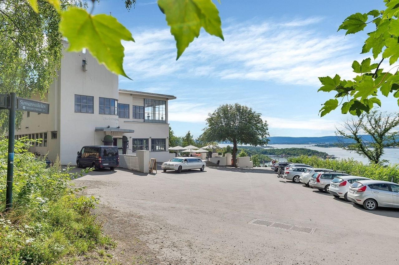 Ekebergrestauranten ligger i nærhet til boligen - her kan du nyte et godt måltid og fantastisk utsikt over Oslo Galleribilde