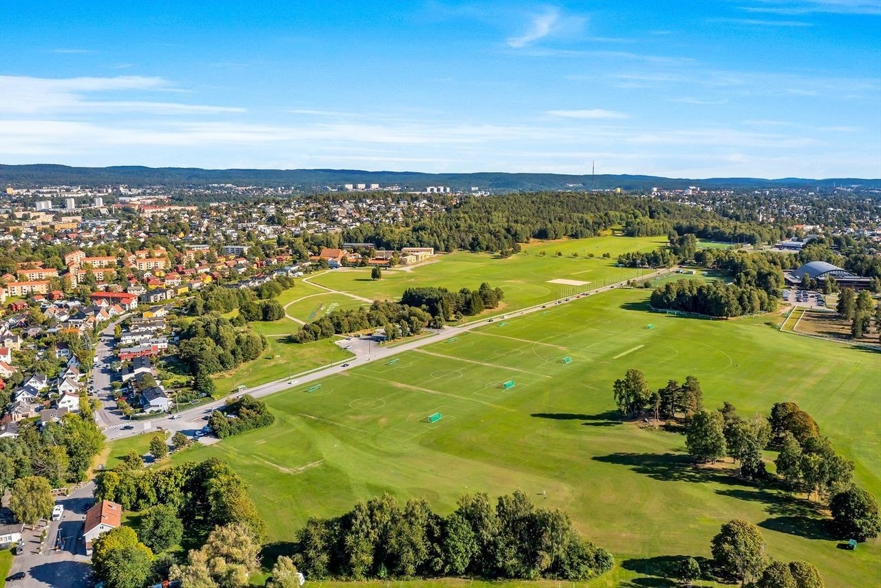 Ekebergsletta er i nærhet til boligen - her er fotballbaner, flerbrukshall og flotte turstier Galleribilde