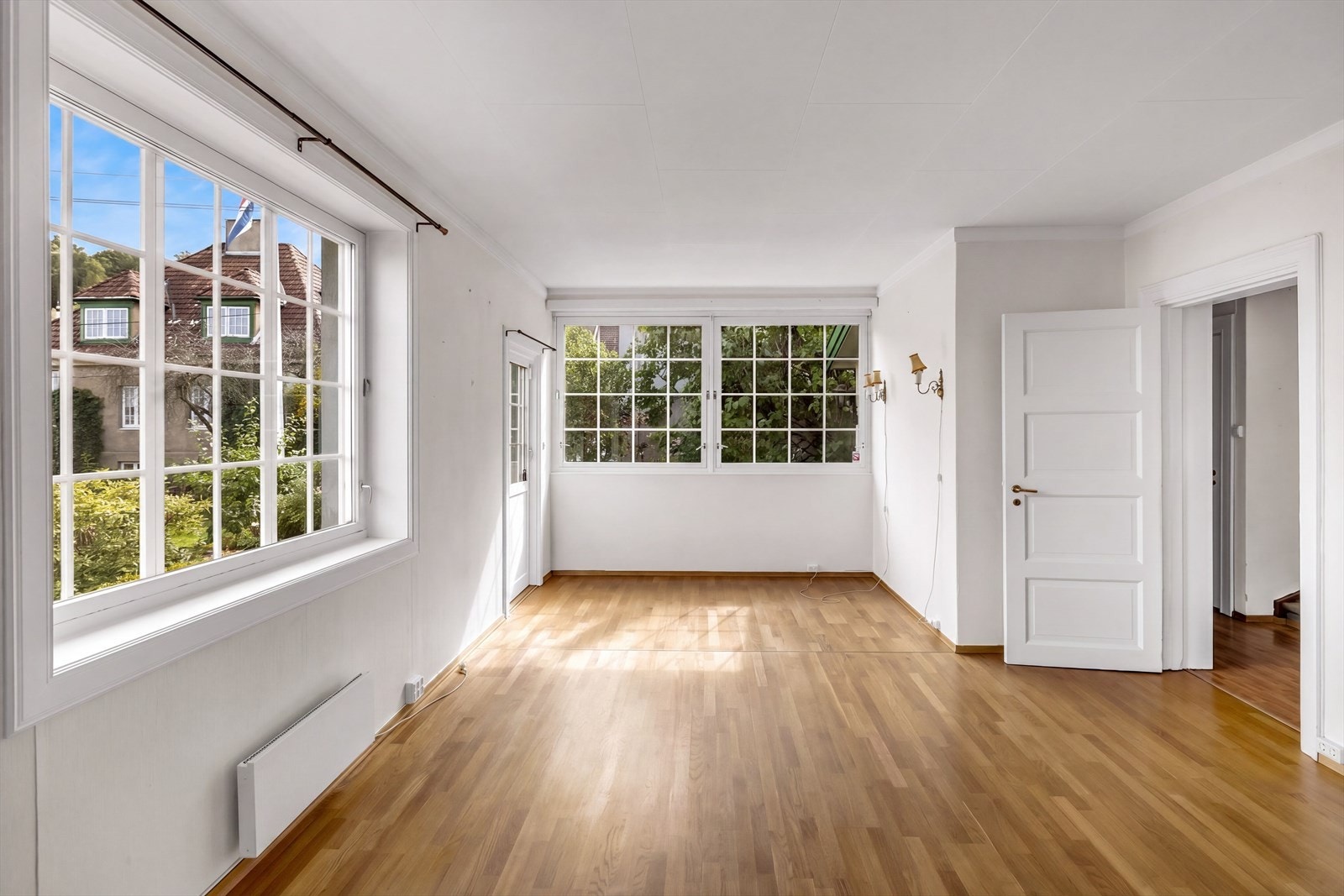 Stuen er romslig og kan innredes med sofagruppe, spisebord og TV-møblement. Galleribilde