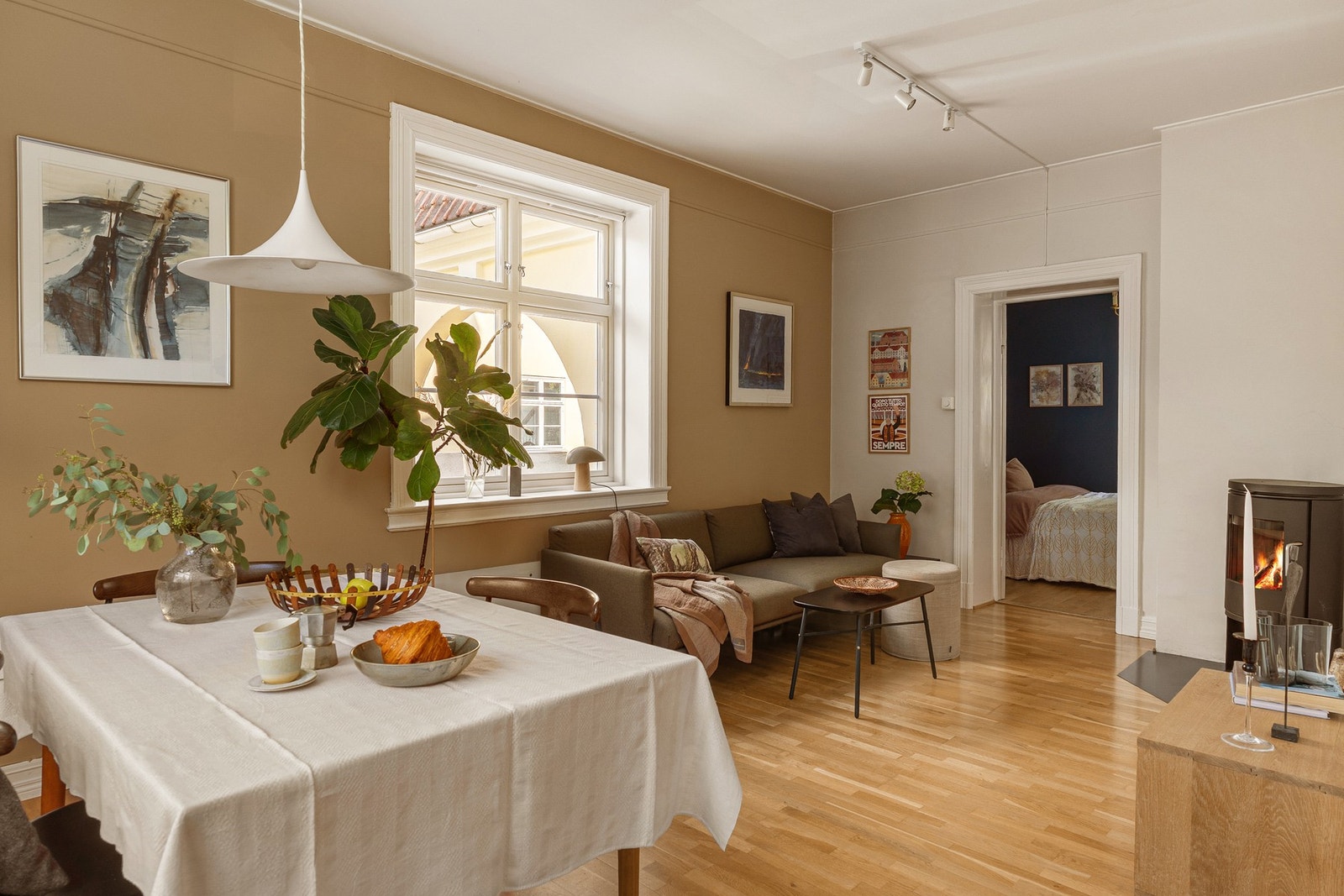 Selgers ord: Planløsningen gir god plass til møblering og gjør at leiligheten føles romslig og fleksibel. Her har vi faktisk hatt langbord med hele 26 personer til 17. mai-frokost. Galleribilde