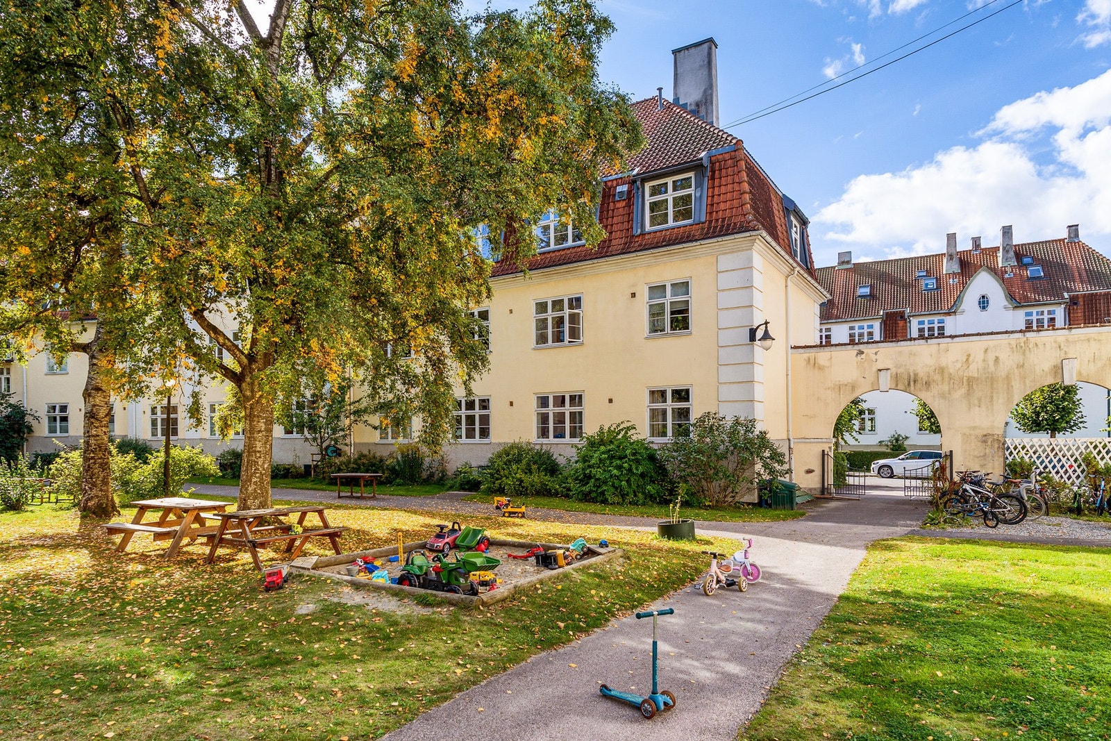 Her finner man en av byens flotteste bakgårder - hvor både solforhold, utnyttelse og beplantningen er helt upåklagelig! Galleribilde