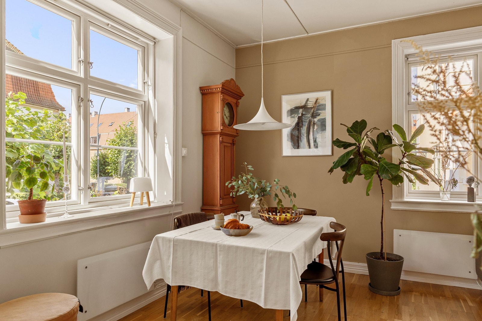 Naturlig plassering for spisebord mellom kjøkken og stue. Galleribilde