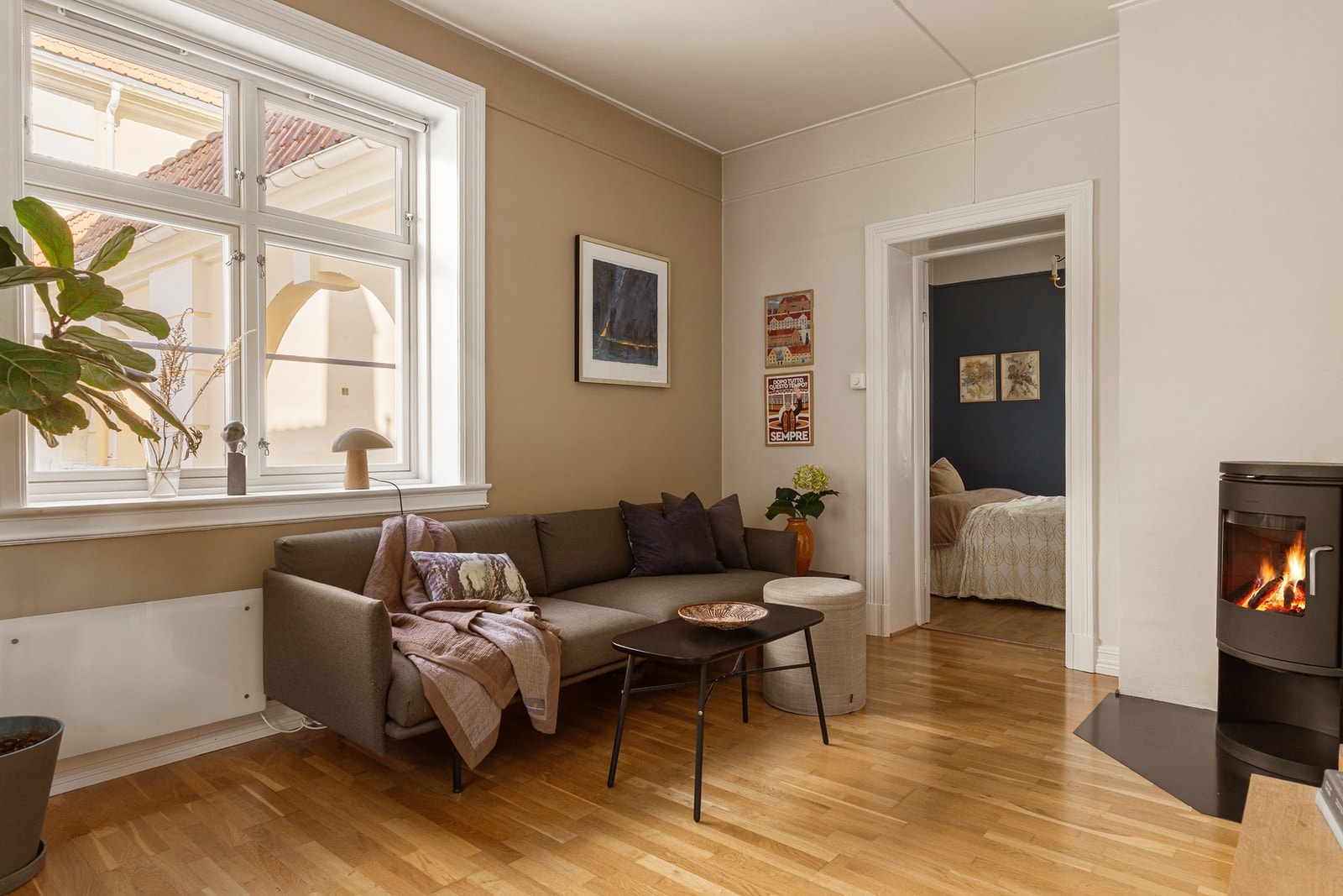 Stuen er svært lys, med store vindusflater på flere sider som slipper inn rikelig med naturlig dagslys. Galleribilde