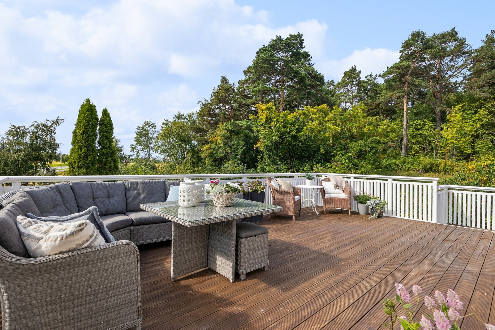 Over det påbygde inngangspartiet er det en stor solrik takterrasse. Her er det plass til både sofa, langbord og grill! Galleribilde