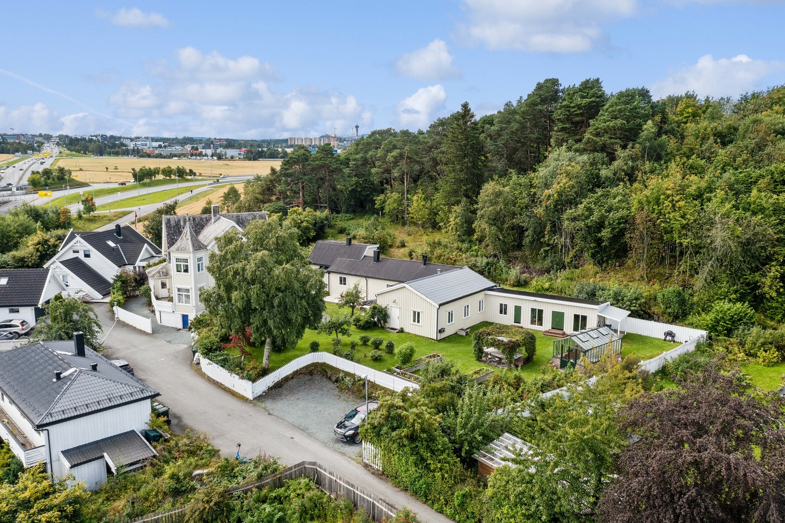 Boligen ligger øverst i en rolig vei uten gjennomgangstrafikk, i grønne og tilbaketrukne omgivelser. Galleribilde