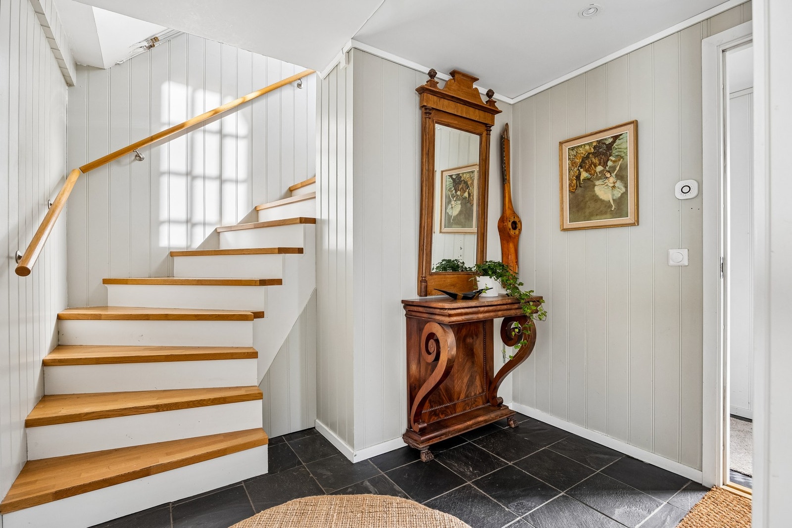 Innenfor vindfanget, er det en romslig hall. Galleribilde
