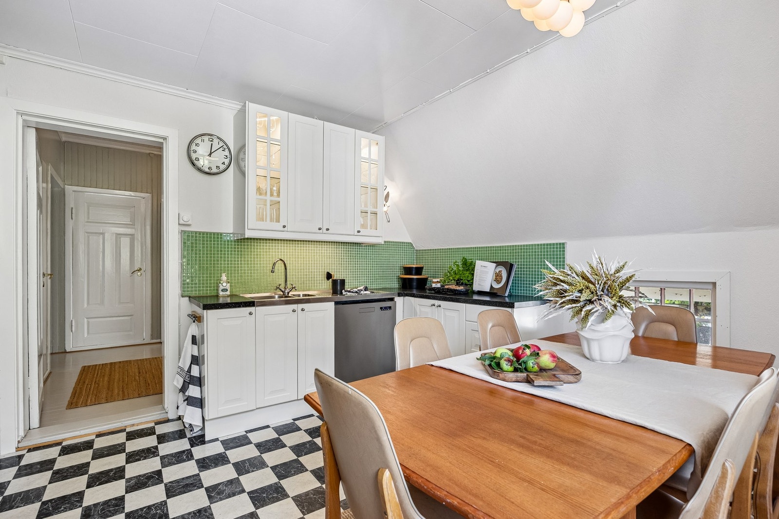 Kjøkkenet er i eget rom (ikke åpen løsning), noe som gjør at man kan velge om man vil ha dette privat, eller om gjestene skal inviteres til dette bordet. Galleribilde