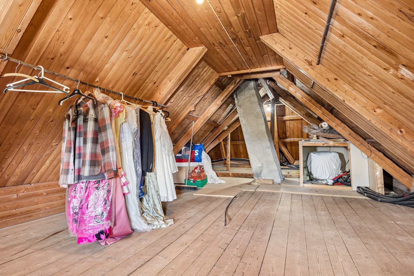 Romslig lagringsloft / kaldloft. Galleribilde