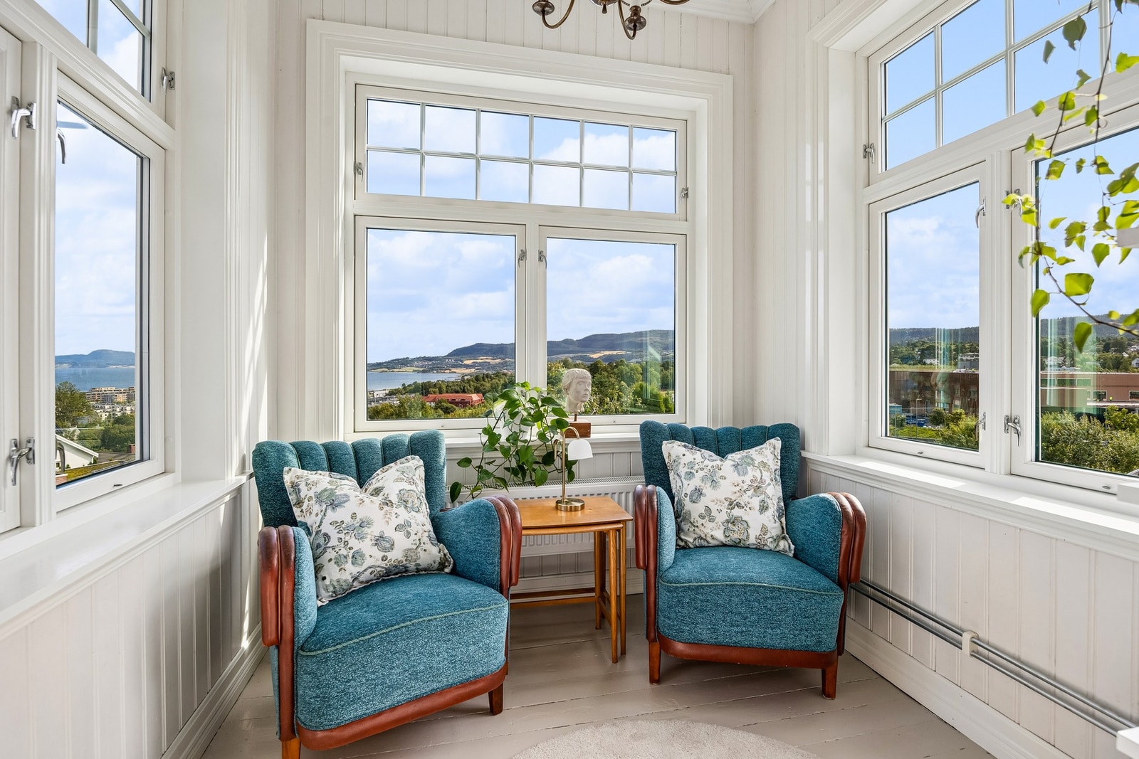 Det stemningsfulle tårnrommet byr på store vindusflater, mye lys og flott utsikt over Trondheimsfjorden. Galleribilde
