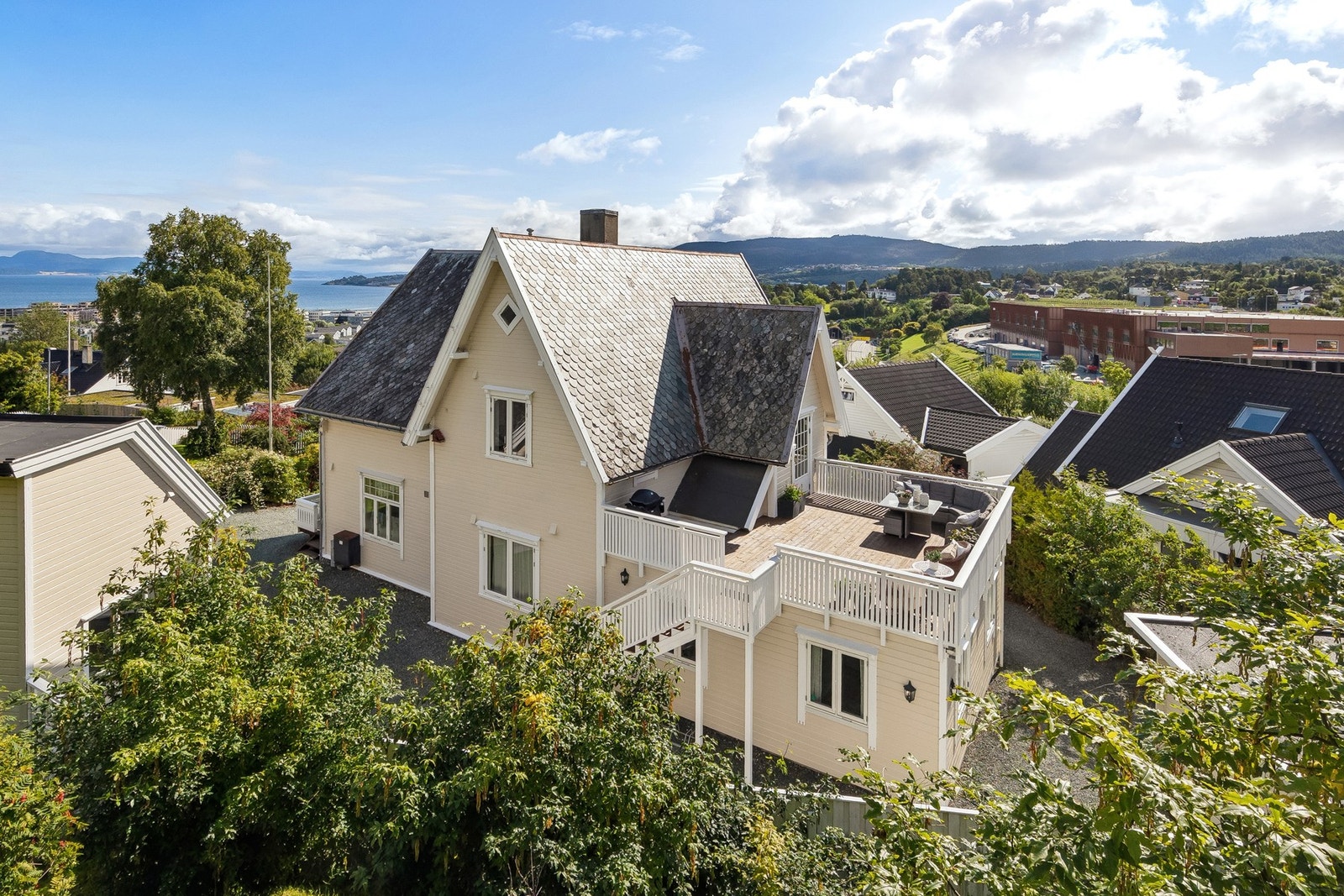 Den store terrassen oppleves skjermet og privat, med begrenset innsyn fra omgivelsene. Galleribilde