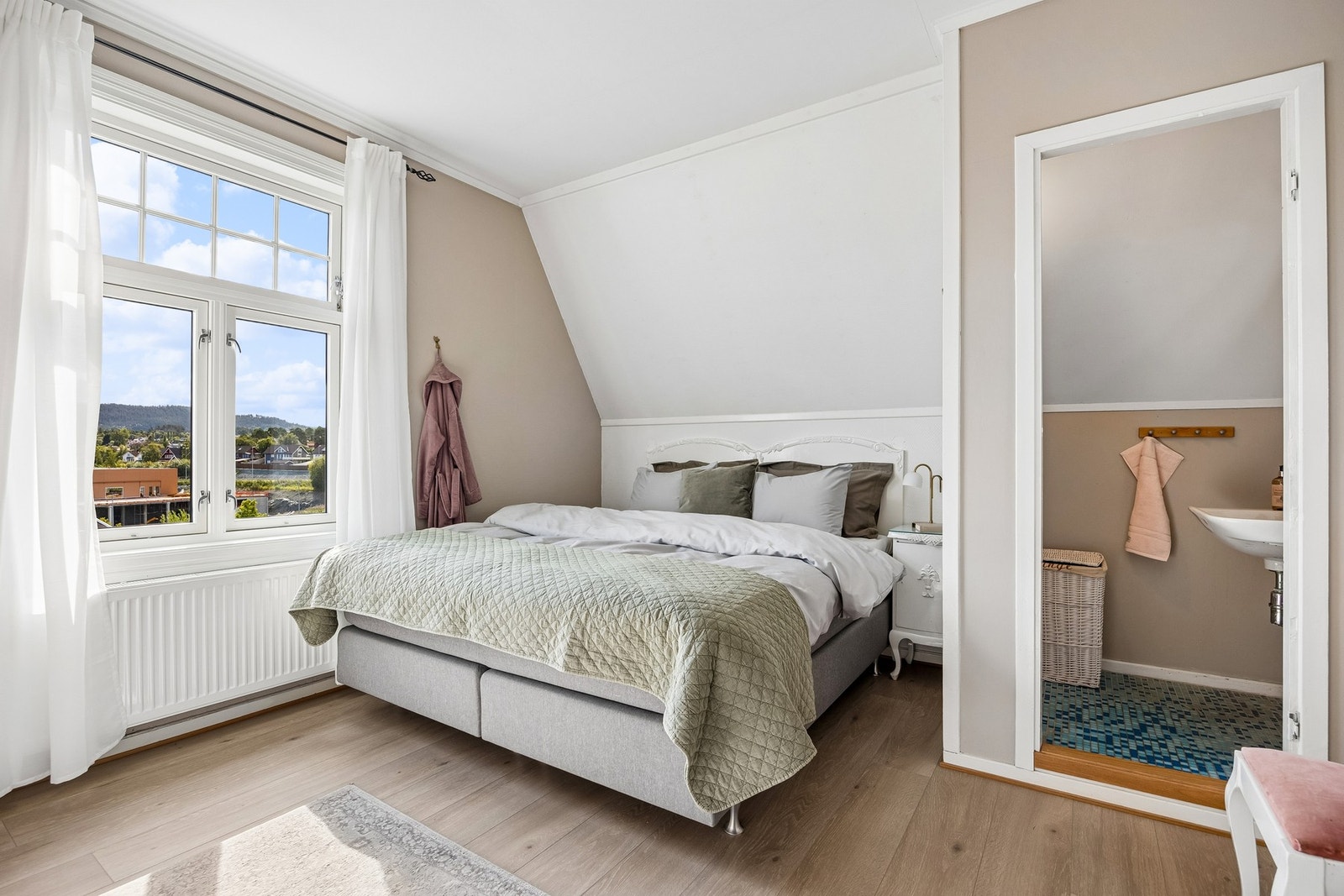 Store vindusflater gir rommet rikelig med naturlig lys og en luftig følelse. Galleribilde