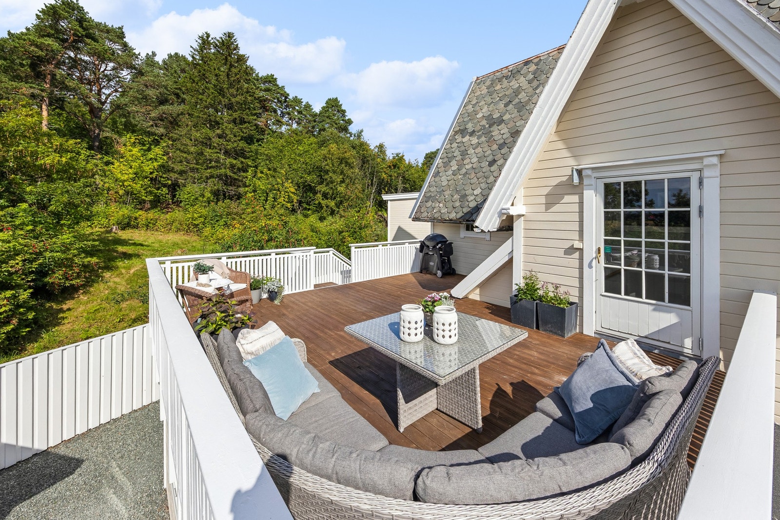 Terrassen måler 34 m² og byr på gode solforhold, flott utsyn og begrenset innsyn. Galleribilde