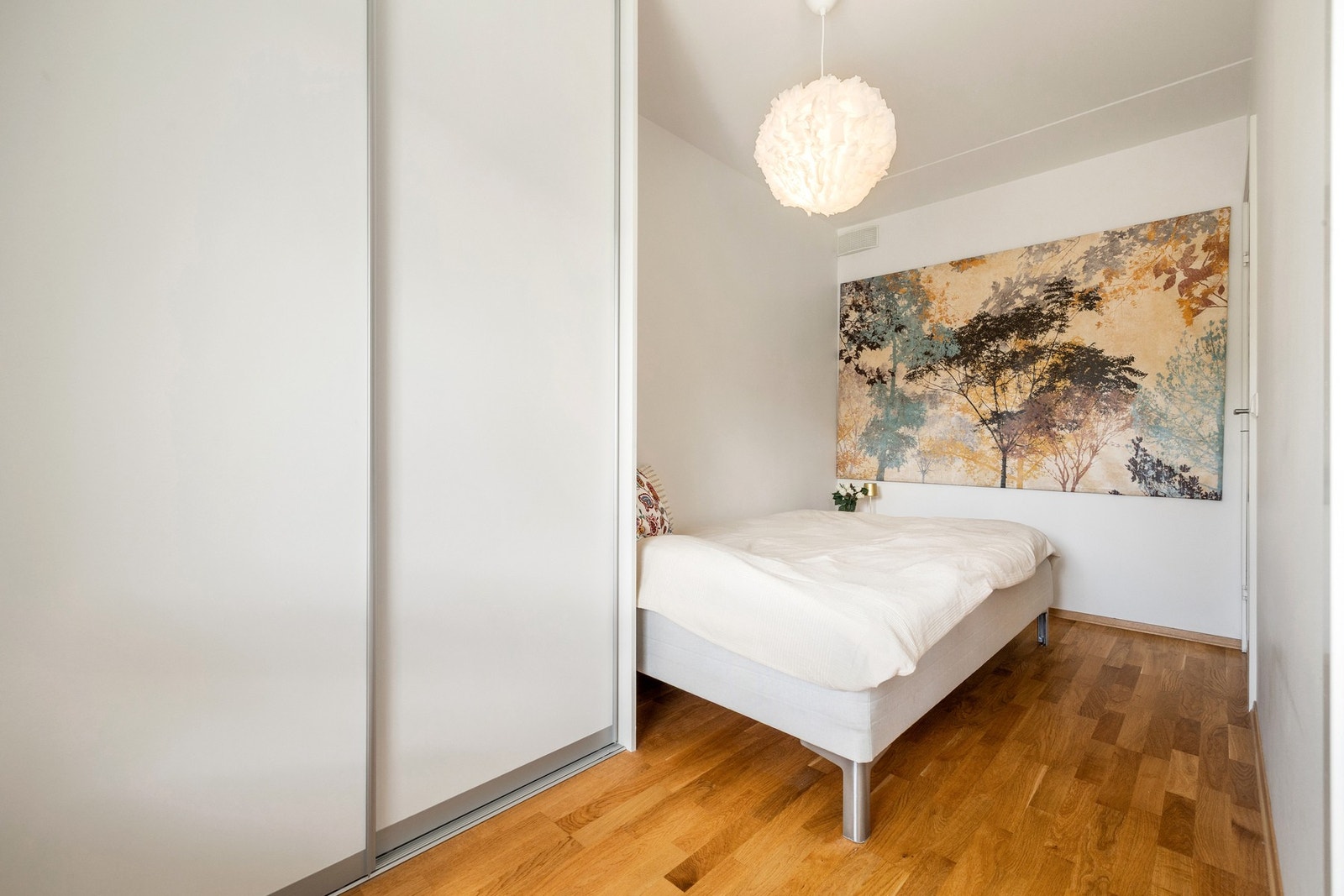 Rommet har adkomst fra begge sider av rommet, noe som gir praktiske møbleringsmuligheter. En praktisk skyvedørsgarderobe som gir gode oppbevaringsmuligheter. Galleribilde