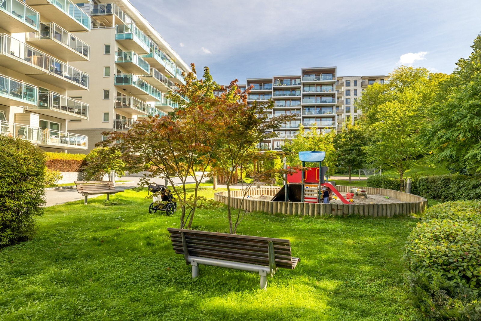 Sameiet har hyggelige og pent opparbeidede fellesområder med benker og lekeplasser. Galleribilde