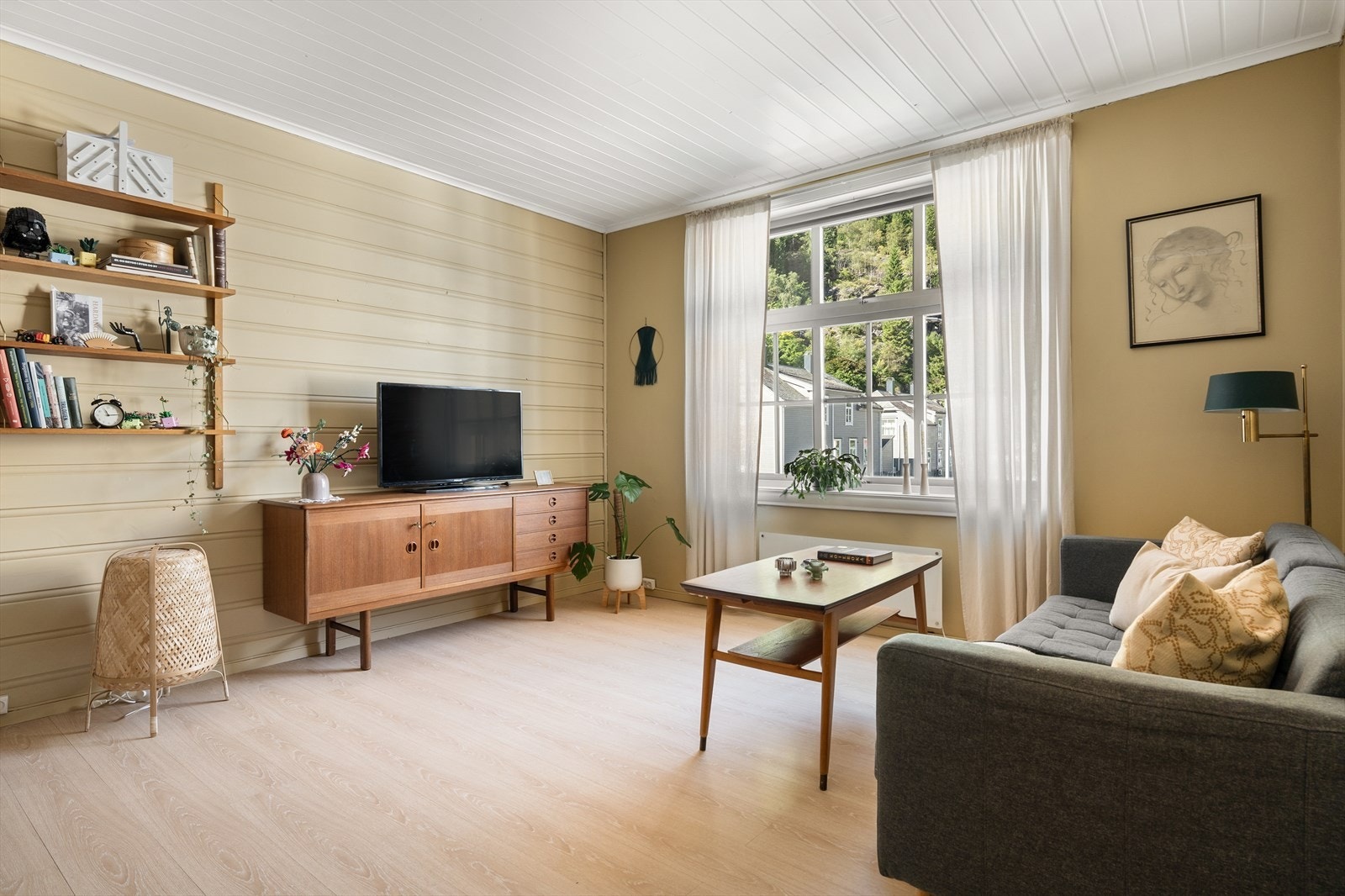 Lys og innbydende stue med god plass til både avslapping og hyggelige sammenkomster. Galleribilde