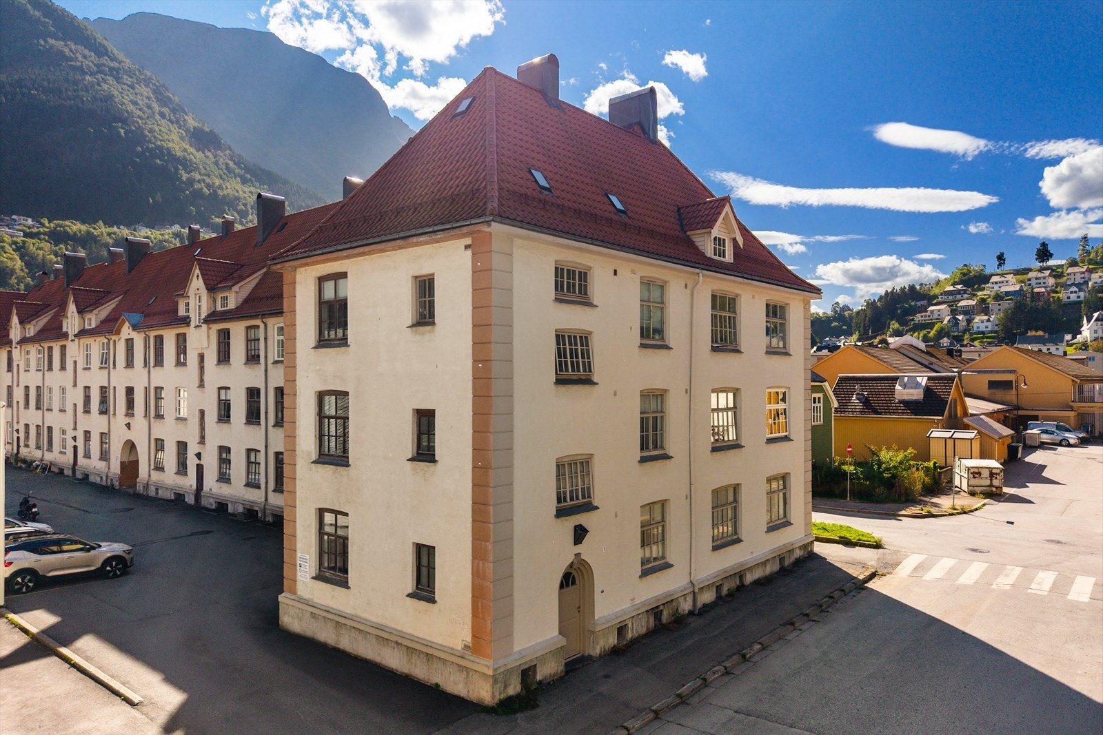 En klassisk og flott "bygård" med en sentral beliggenhet i Odda Galleribilde