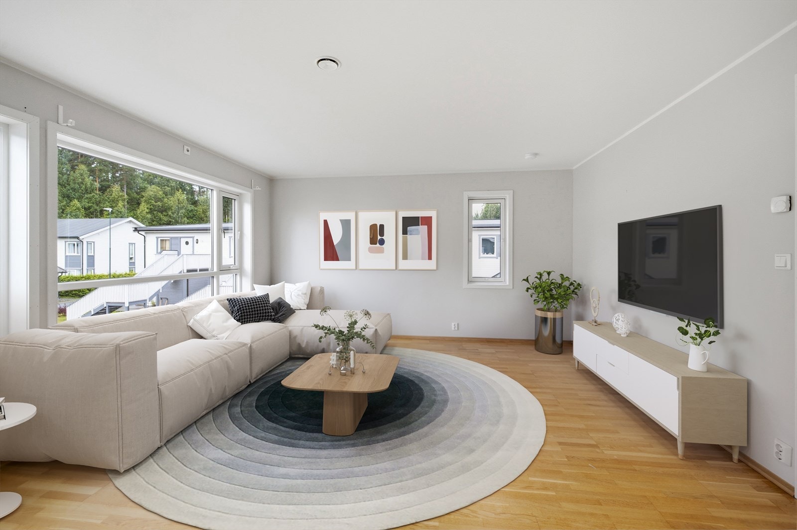 Stuen har god plass til både sofagruppe og spisebord. Galleribilde