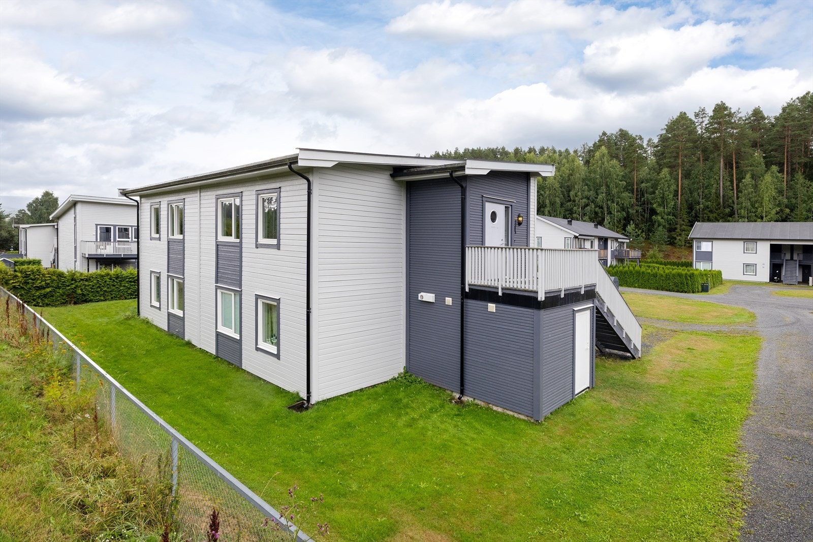 Kort gangavstand på ca. 900 meter til Hønefoss sentrum med alle servicetilbud. Galleribilde