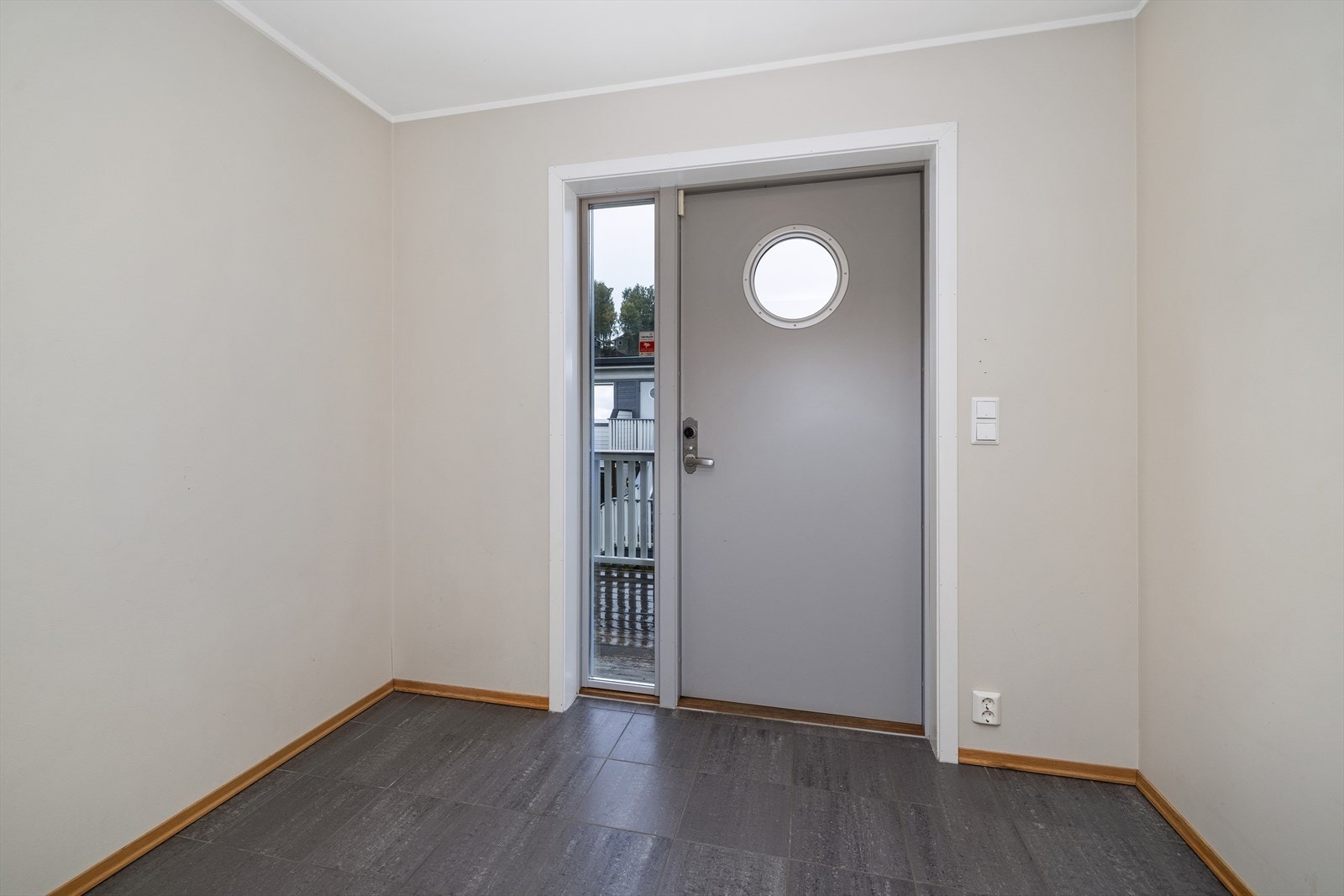 Romslig entré med plass til å henge fra seg yttertøy. Galleribilde