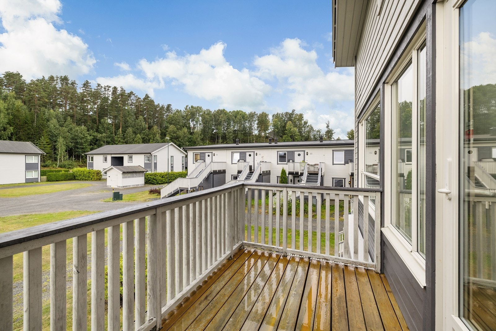 Fra stuen er det utgang til en hyggelig veranda. Galleribilde