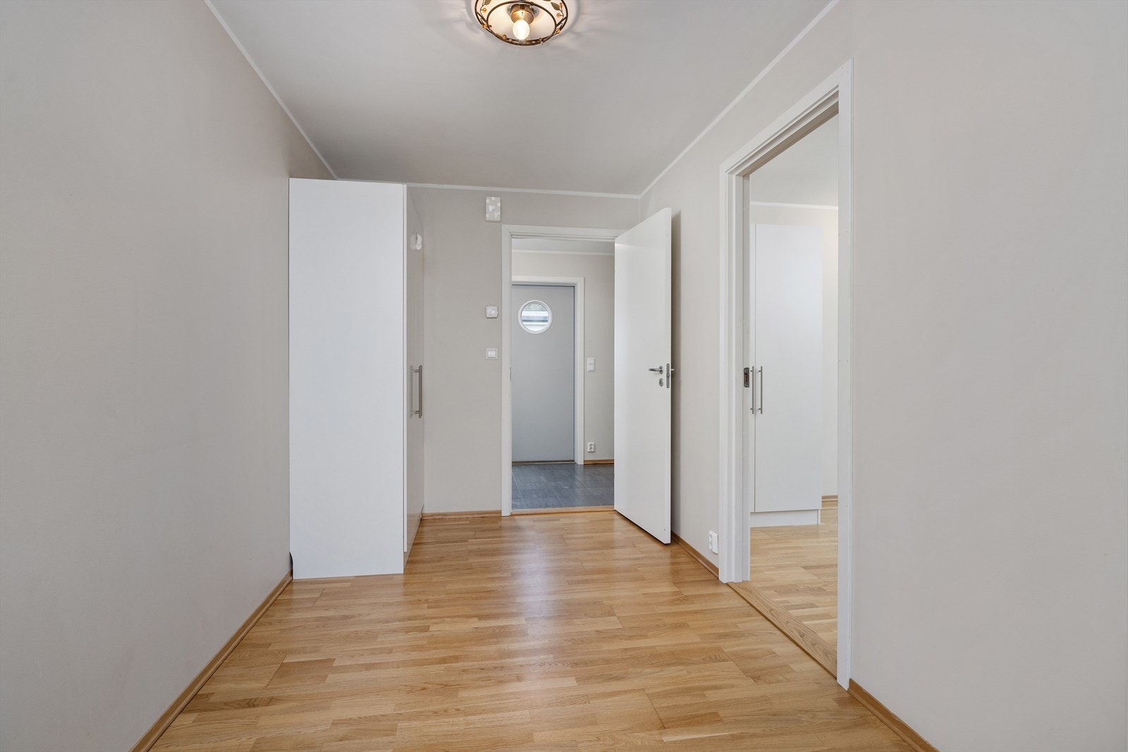Gang med tilgang til leilighetens to soverom og bad. Galleribilde