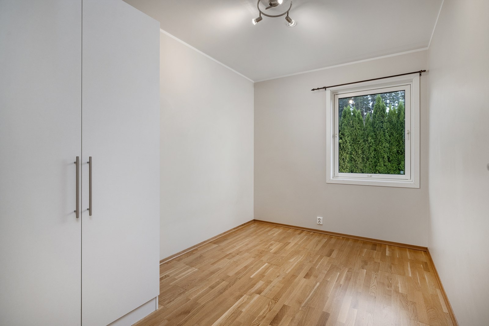 Også dette soverommet har plass til seng og garderobeskap. Galleribilde