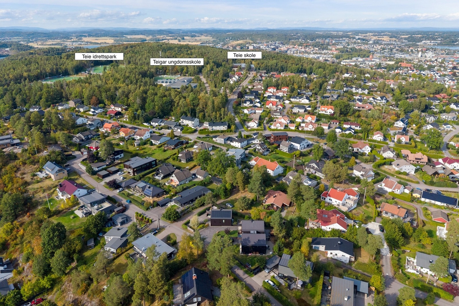 Beliggenheten er svært familievennlig, i et hyggelig og rolig nabolag med få minutters gange til skole, ungdomsskole, barnehage, idrettsanlegg og Nøtterøyhallen. Galleribilde