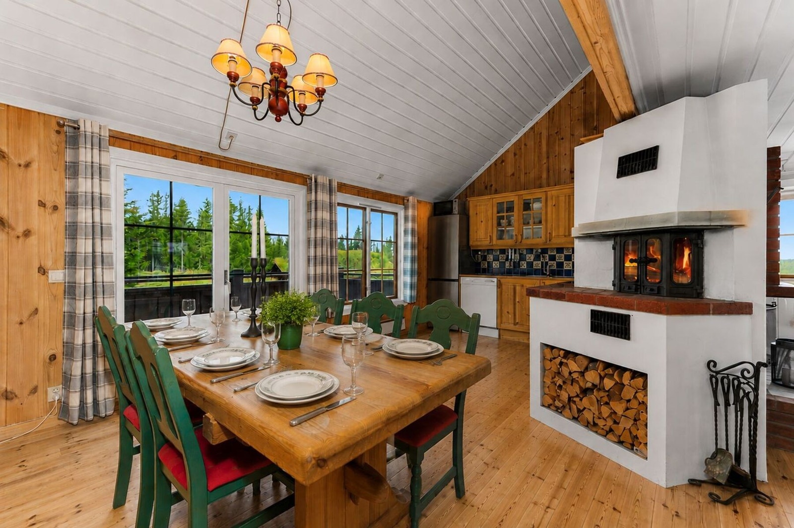 Spiseplassen ligger i naturlig tilknytning til både stue og kjøkken, med god plass til lange måltider og hyggelige kvelder rundt bordet. Galleribilde